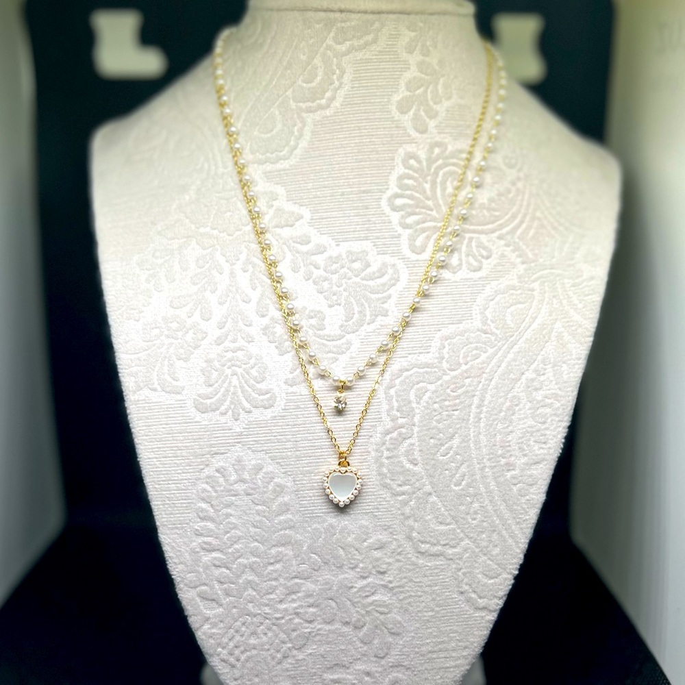 Gold and pearl necklace set